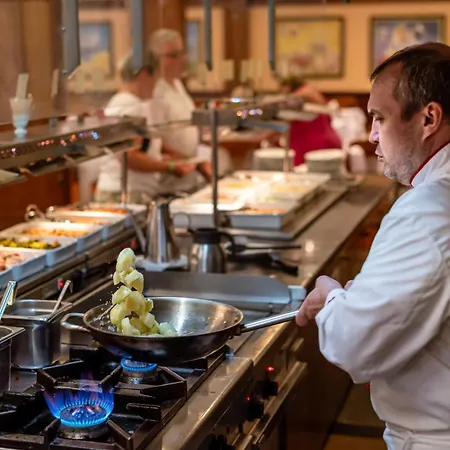 Helena Park 5* ساني بيتش